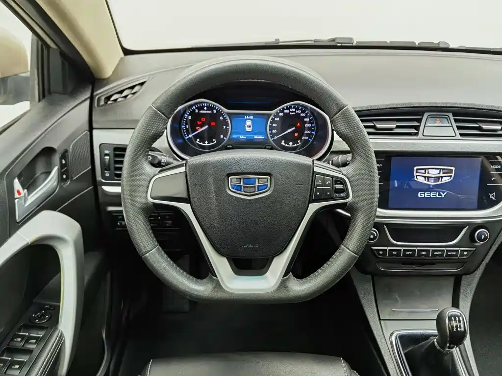 Geely Emgrand 2017 — фото 11