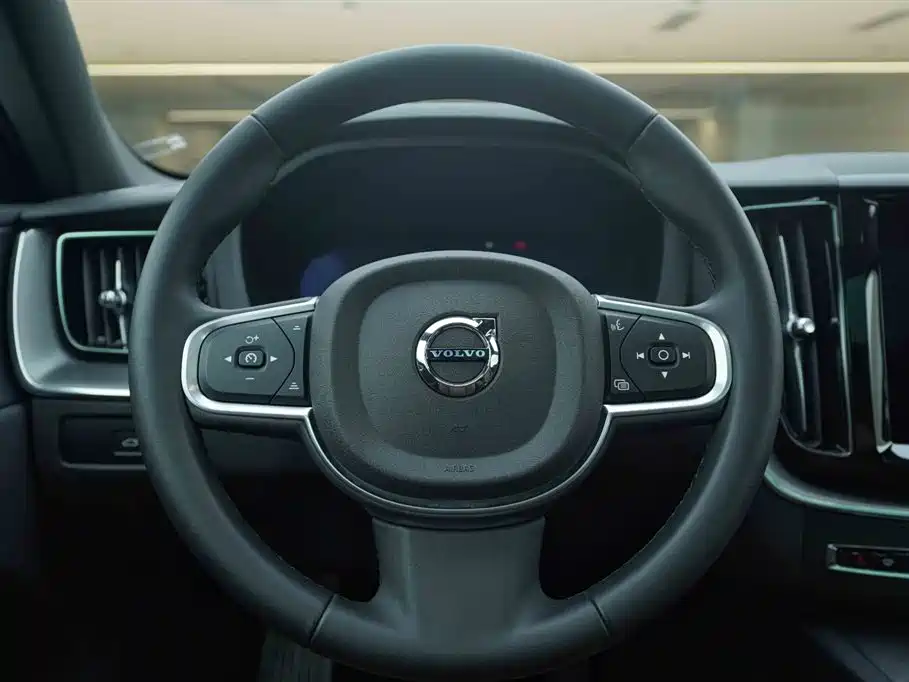 Volvo XC60 2025 — фото 18