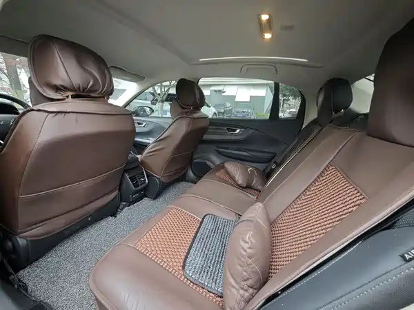 Hongqi E-QM5 2023