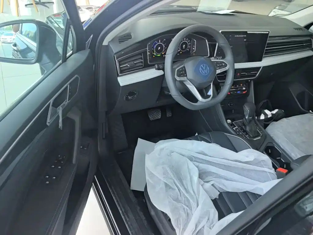 Volkswagen Tiguan L Plug-In Hybrid 2023 — фото 12