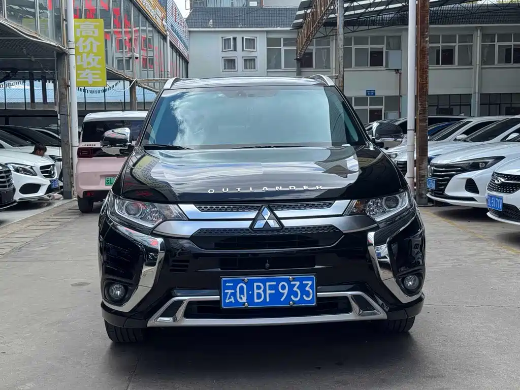 Mitsubishi Outlander 2022 — фото 1
