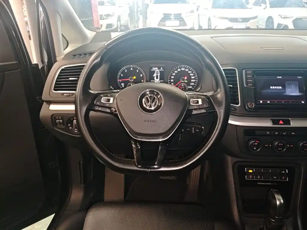 Volkswagen Sharan 2017 — фото 11
