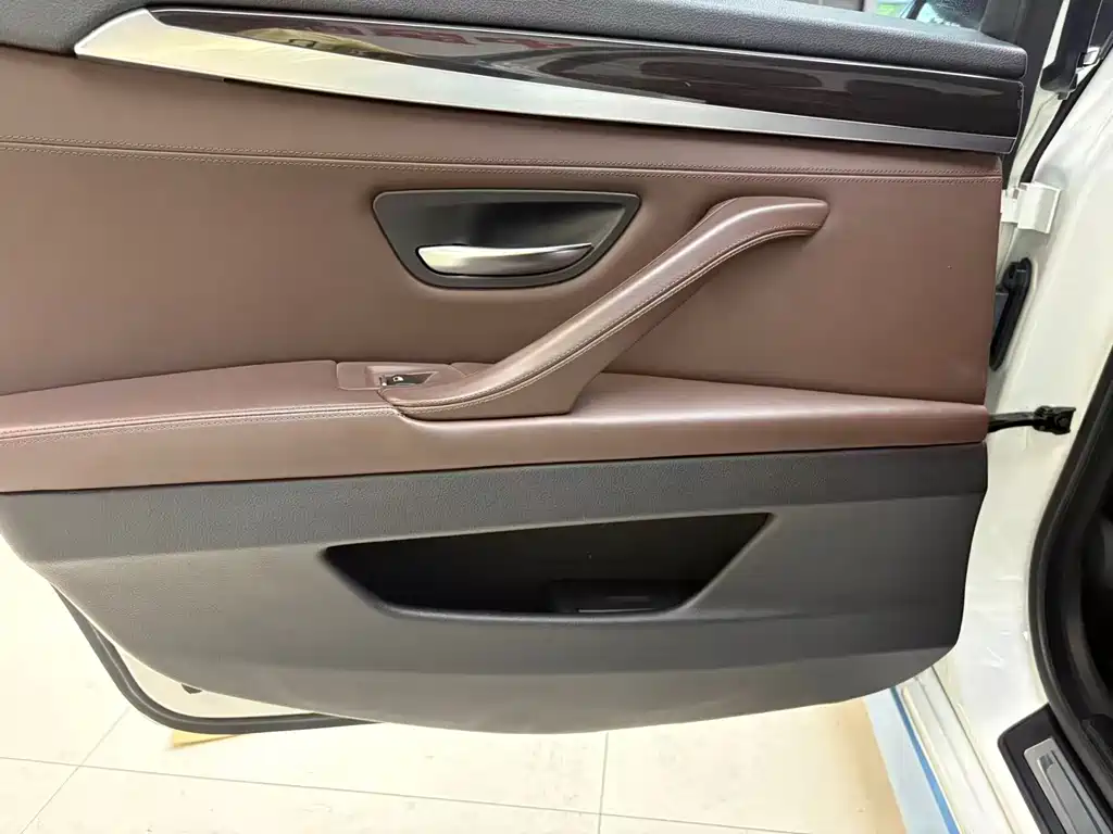BMW 5 Series 2015 — фото 22