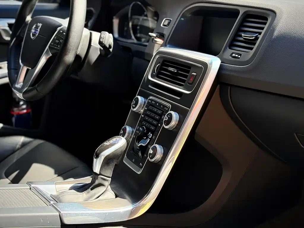 Volvo V60 2016 — фото 12