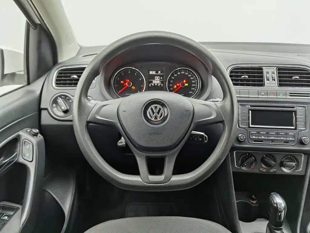 Volkswagen Polo 2015 — фото 11