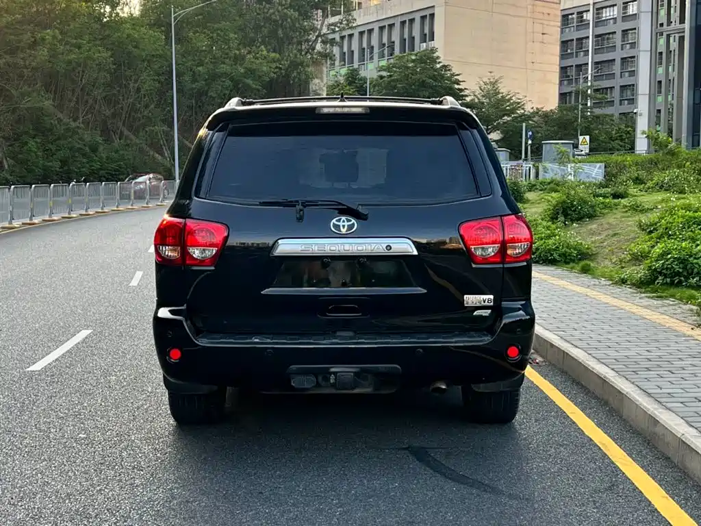 Toyota Sequoia 2014 — фото 14
