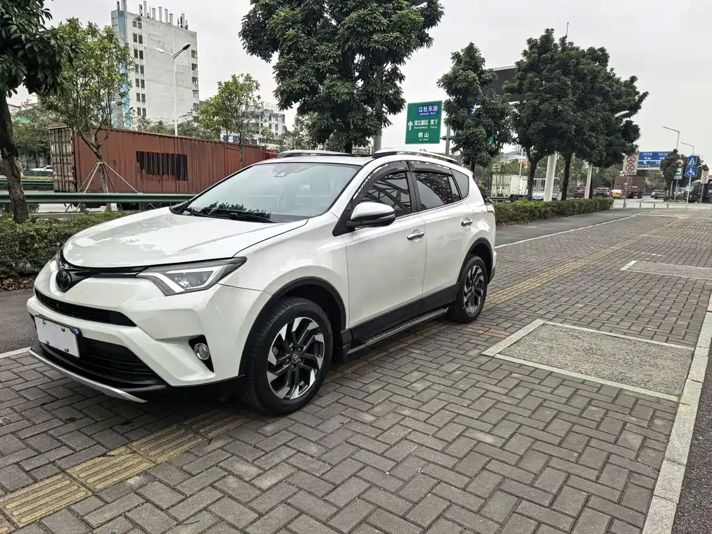 Toyota RAV4 2018 — фото 1