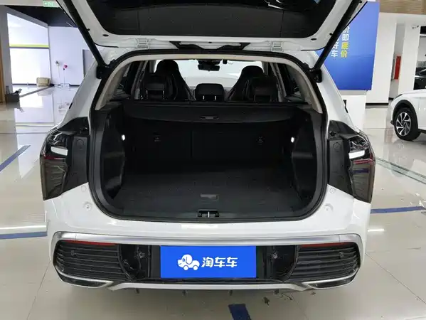 Hongqi HS3 2024