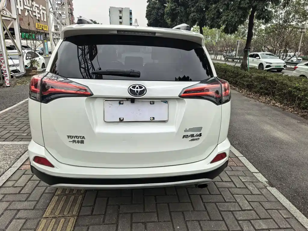 Toyota RAV4 2018 — фото 5