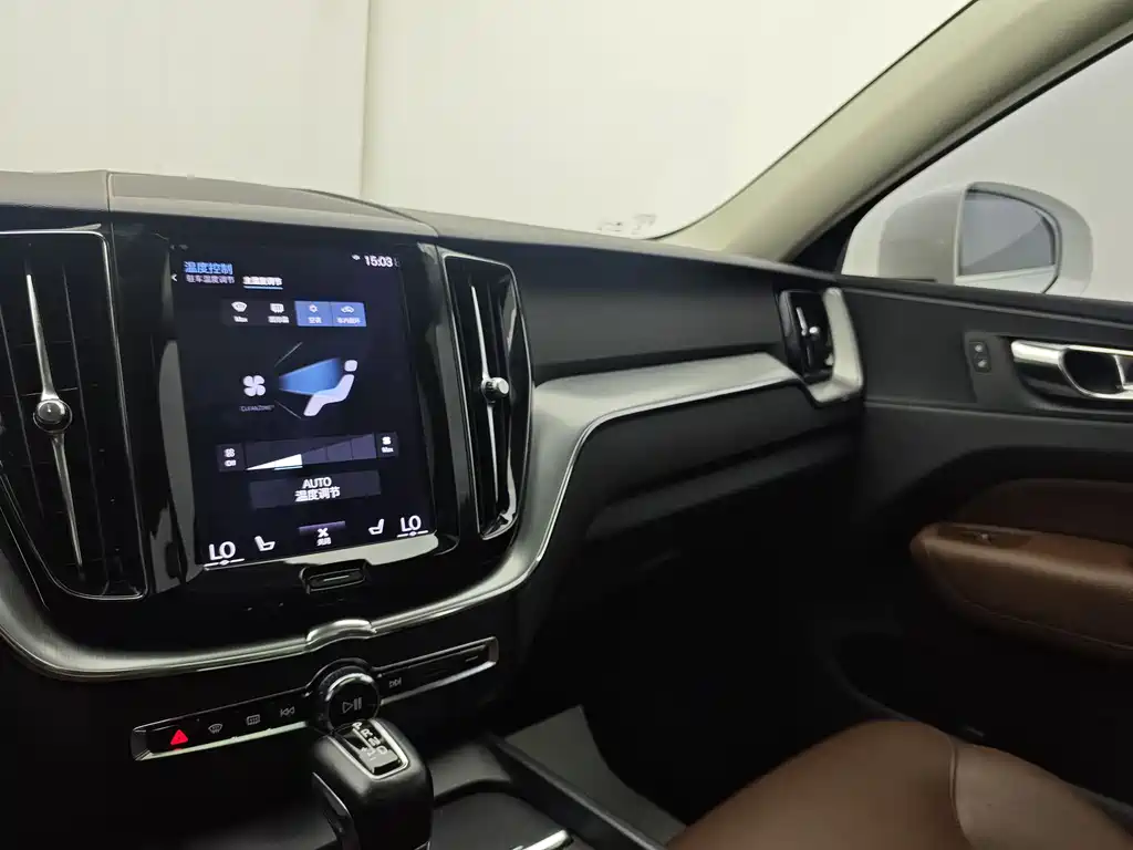 Volvo XC60 2018 — фото 23