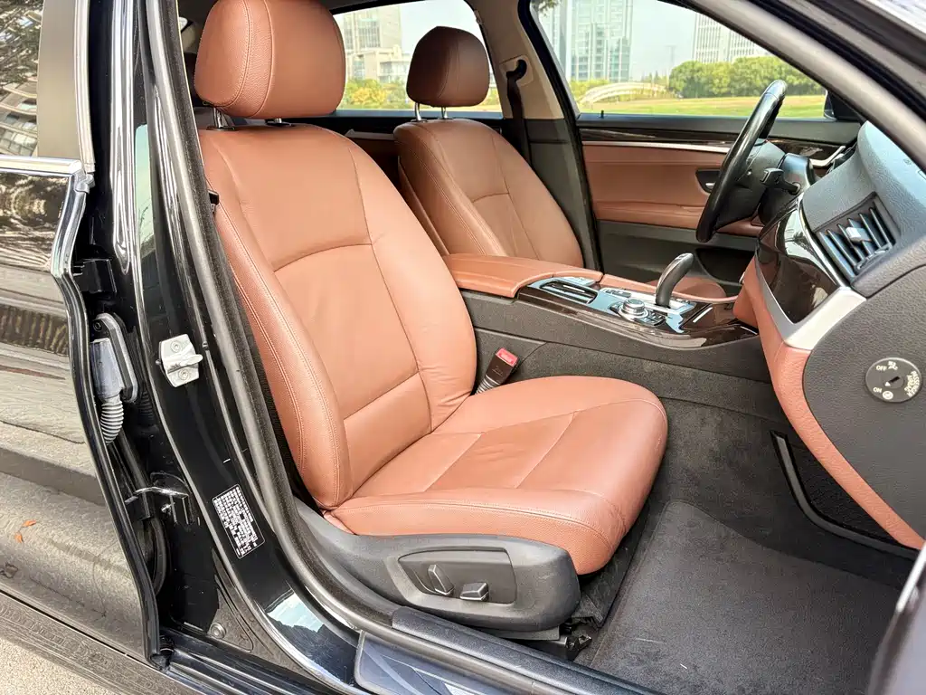 BMW 5 Series 2017 — фото 10