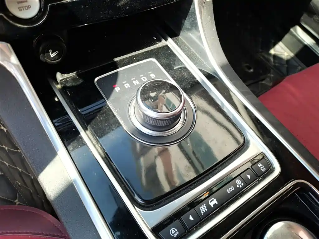 Jaguar XE 2017 — фото 15