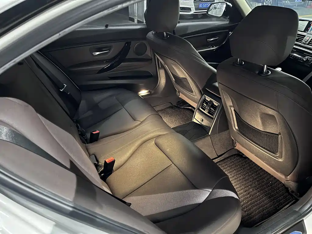 BMW 3 Series 2018 — фото 11
