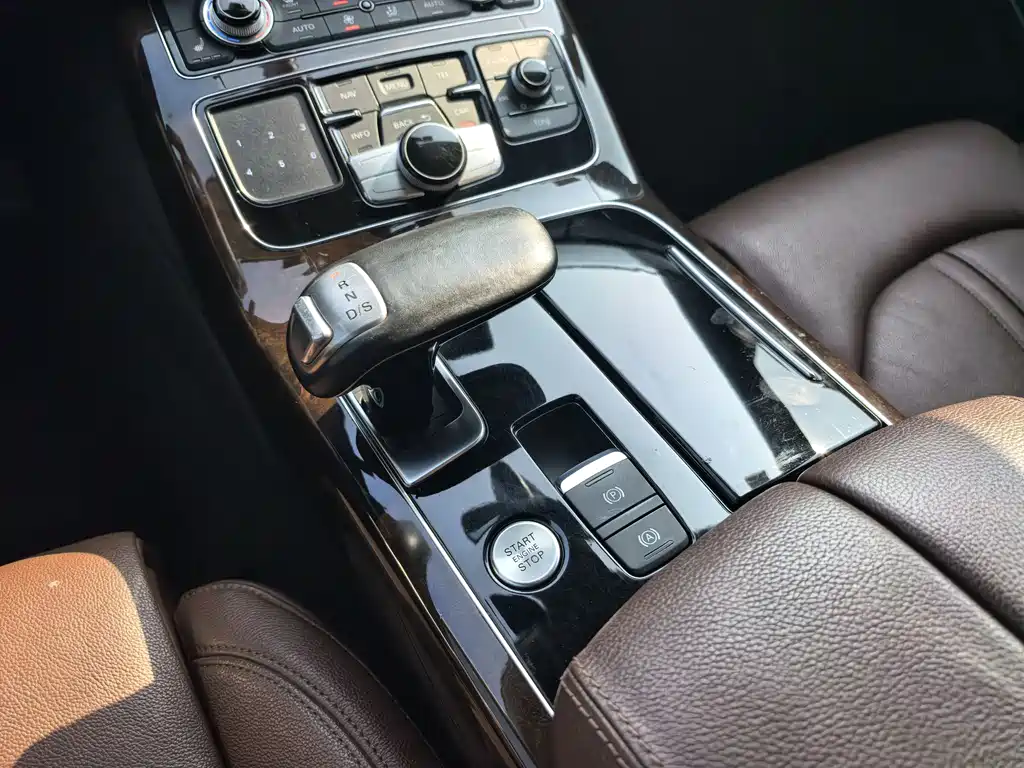 Audi A8 2014 — фото 12