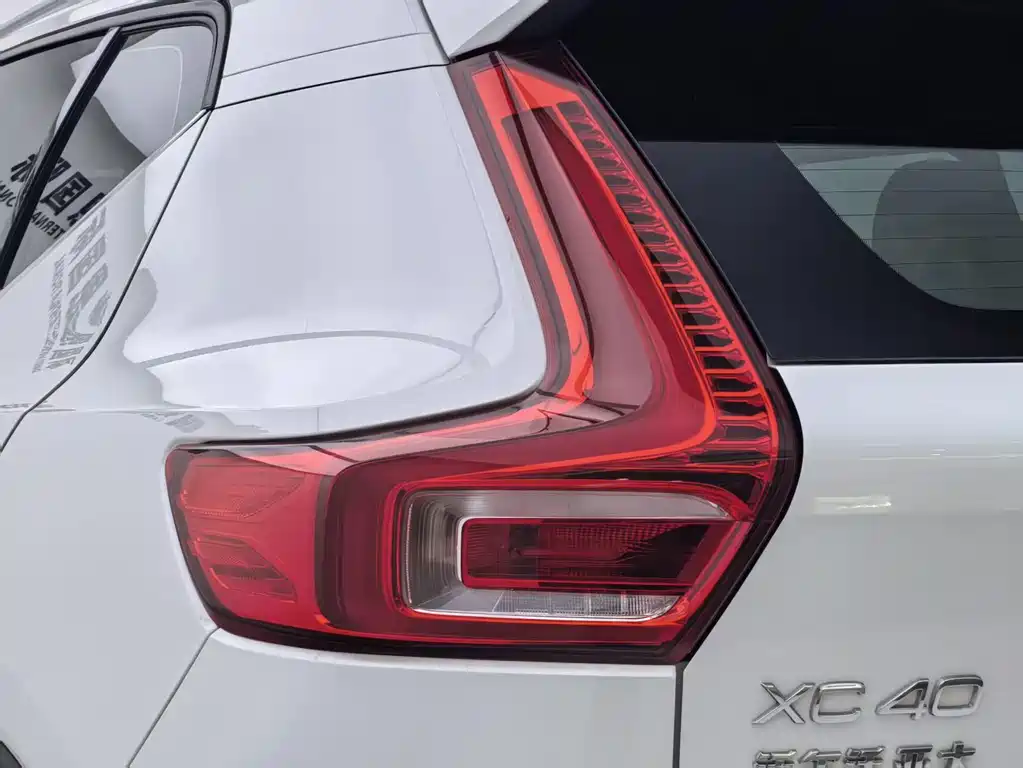 Volvo XC40 2023 — фото 30