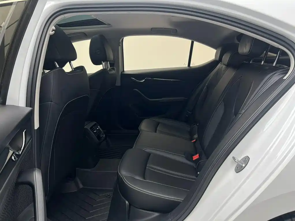 Skoda Octavia 2023 — фото 12