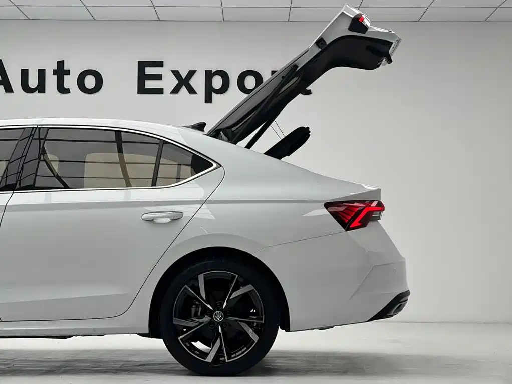Skoda Octavia 2023 — фото 17