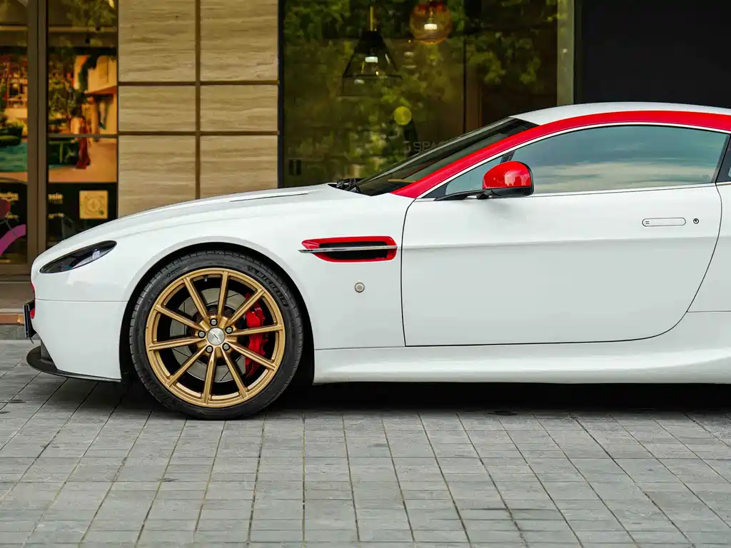 Aston Martin V8 Vantage 2017 — фото 5