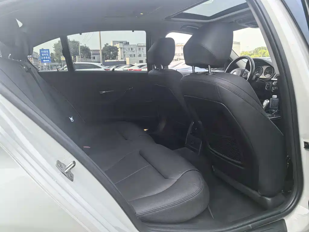 BMW 3 Series 2018 — фото 12