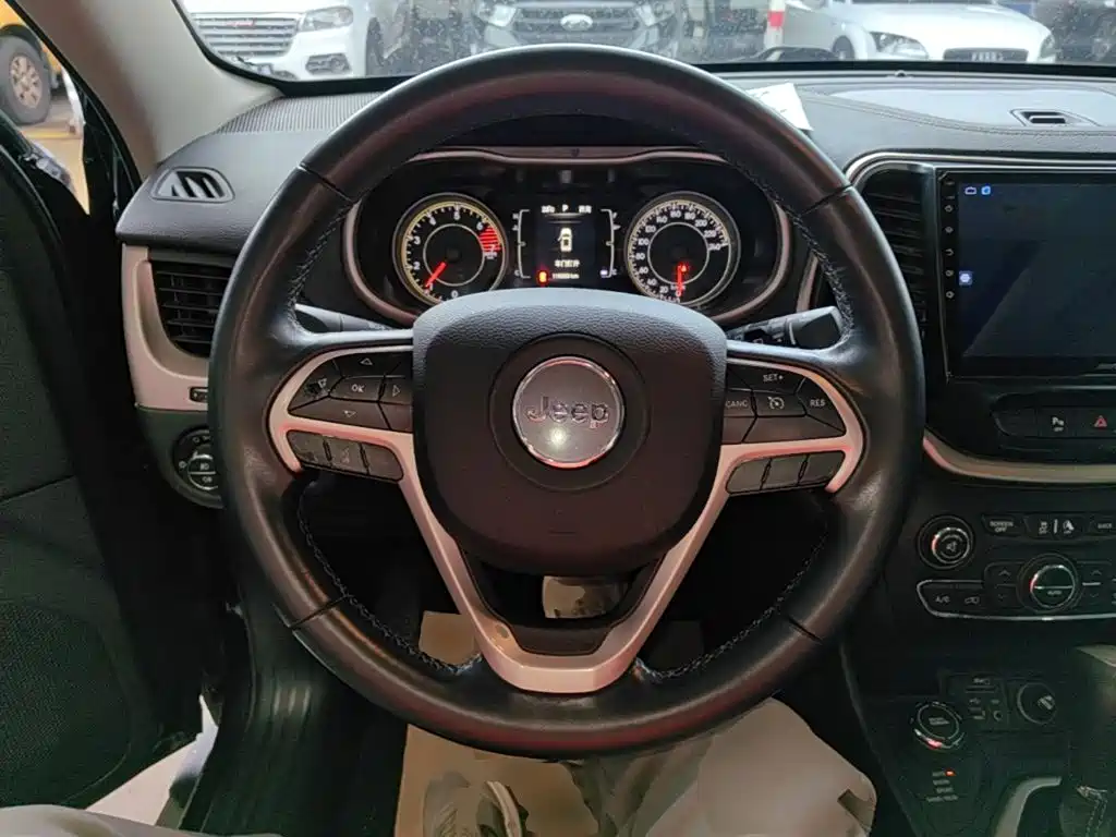 Jeep Cherokee 2017 — фото 11
