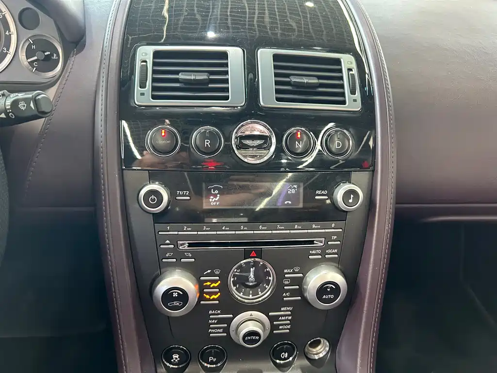 Aston Martin V8 Vantage 2011 — фото 23