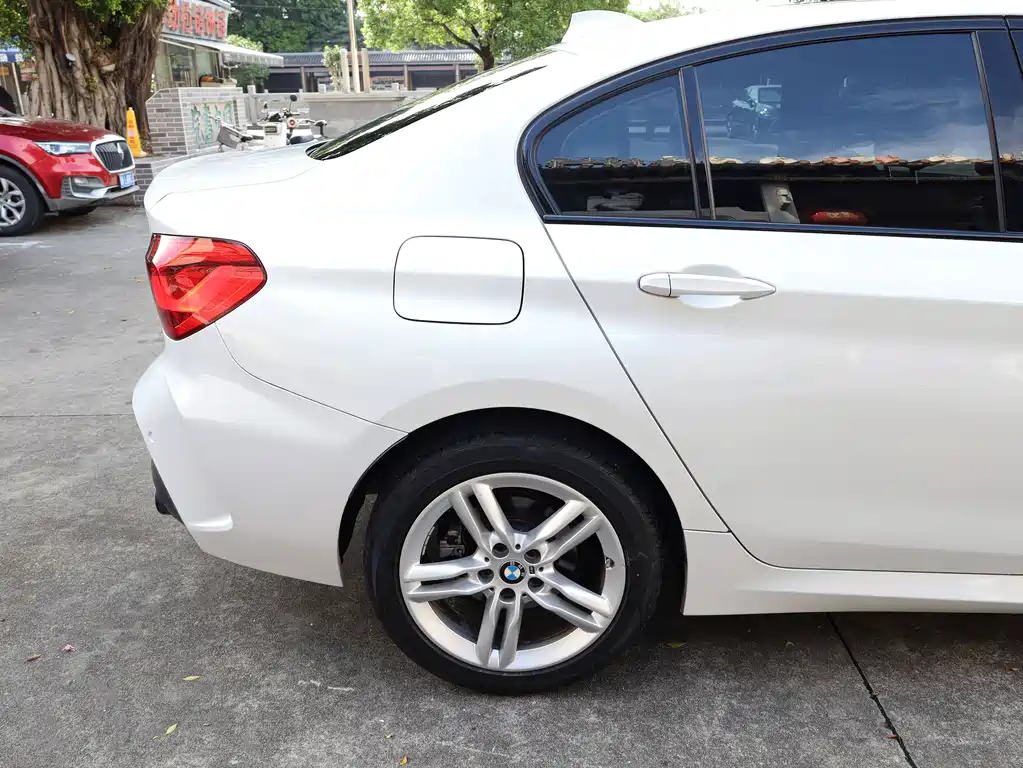 BMW 1 Series 2022 — фото 18