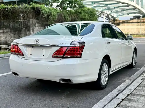 Toyota Crown 2013