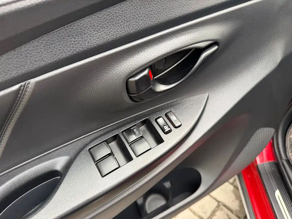 Toyota Yaris L 2020 — фото 12