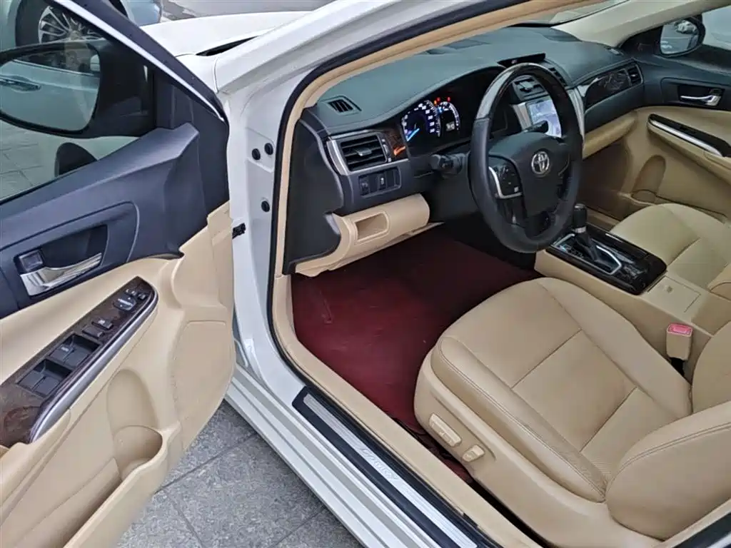 Toyota Camry 2017 — фото 16
