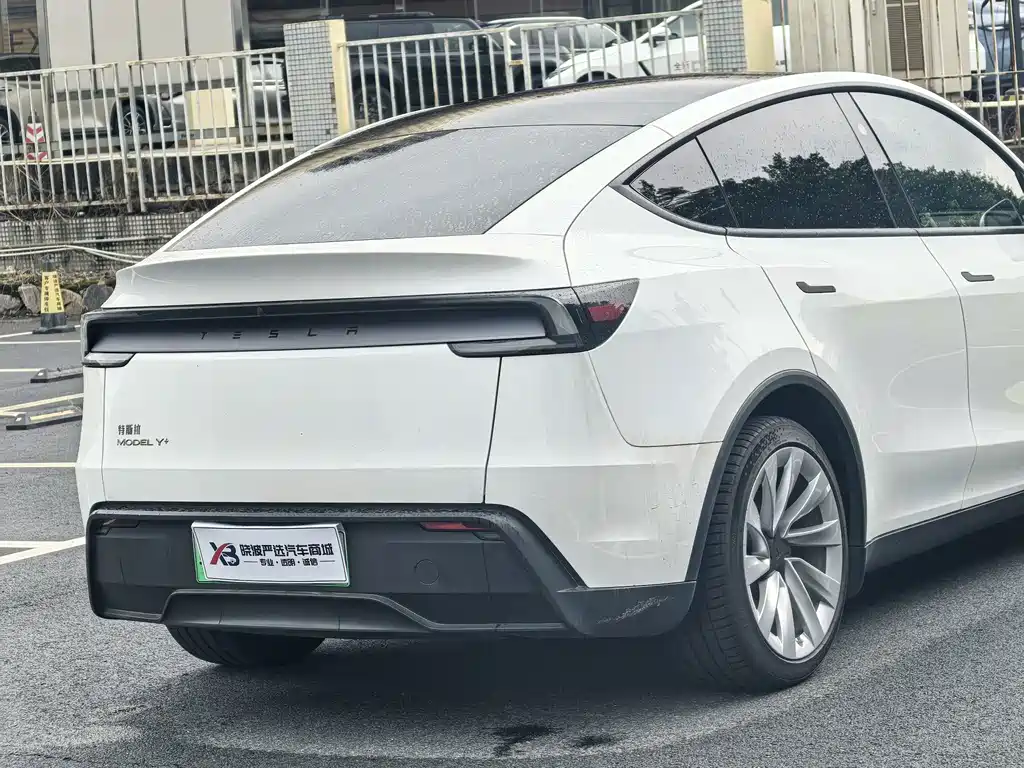 Tesla Model Y 2025 — фото 6