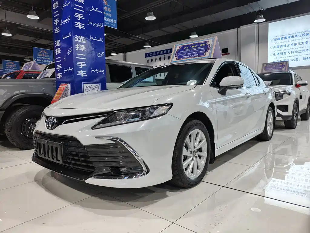 Toyota Camry 2023 — фото 1