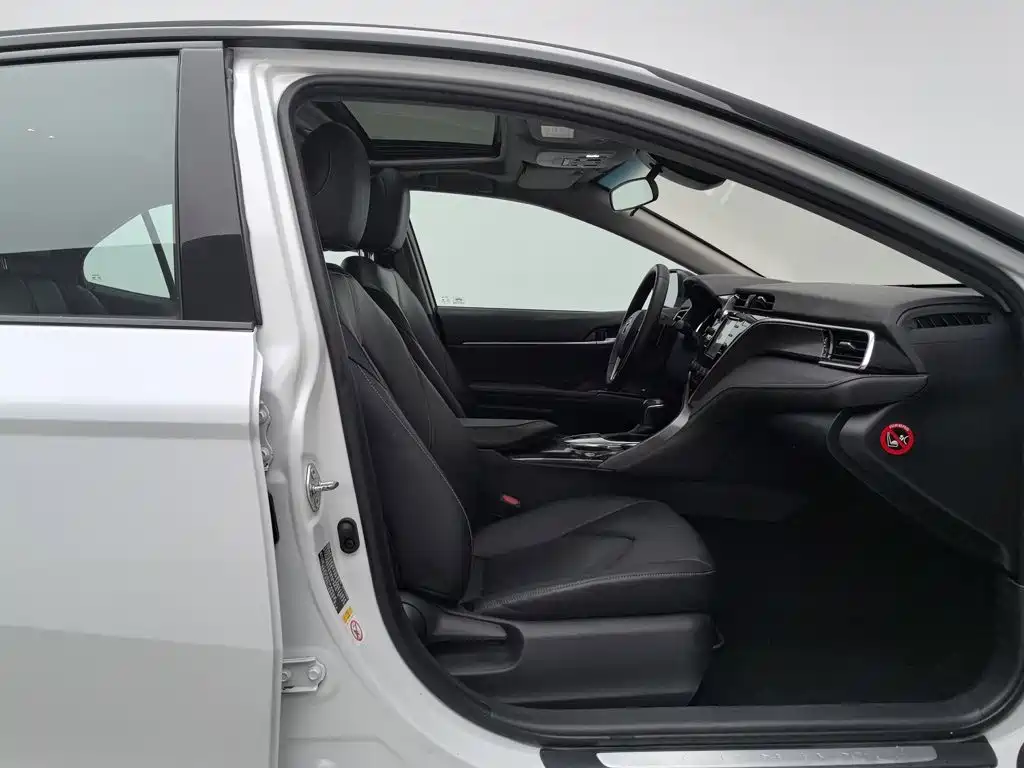 Toyota Camry 2019 — фото 23