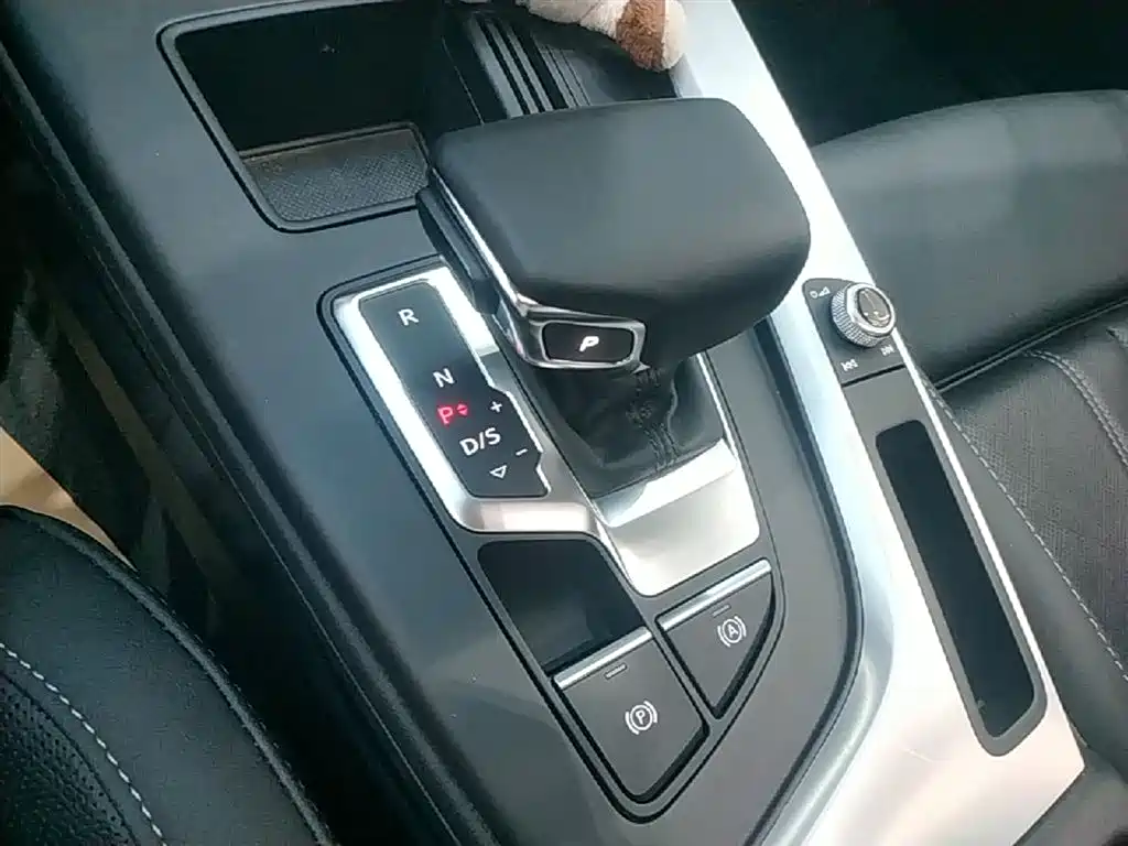 Audi A4L 2023 — фото 14