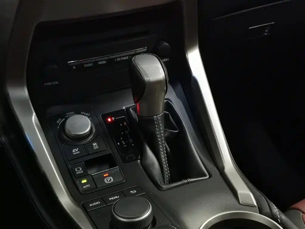 Lexus NX 2016 — фото 13