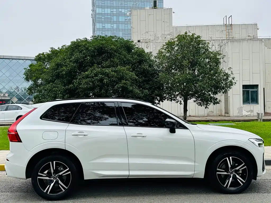 Volvo XC60 2022 — фото 4