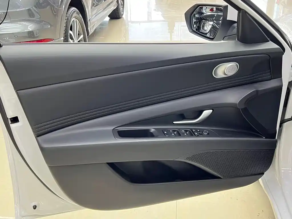 Hyundai Elantra 2023 — фото 15