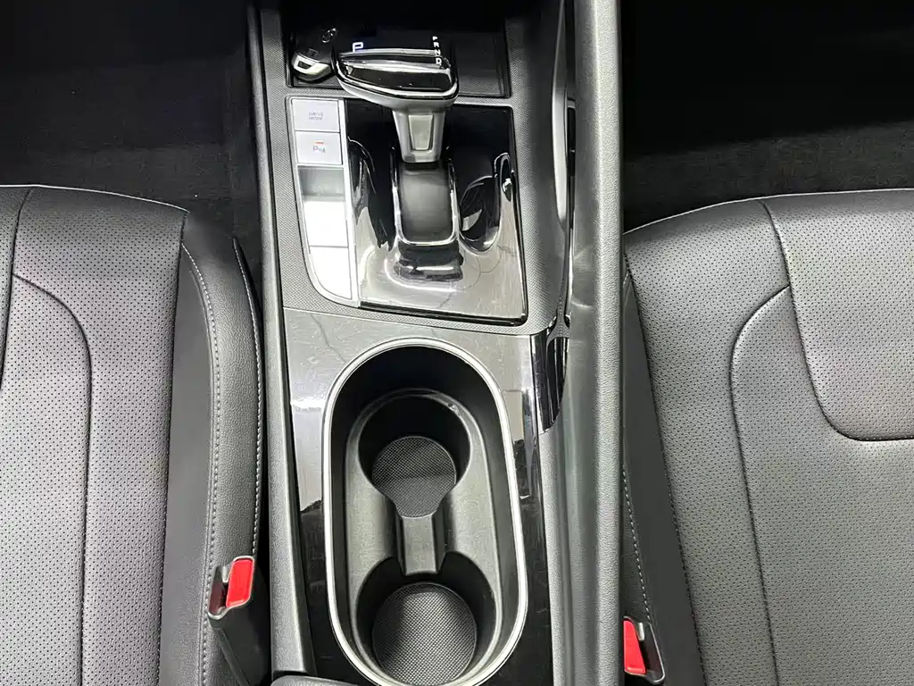 Hyundai Elantra 2023 — фото 12