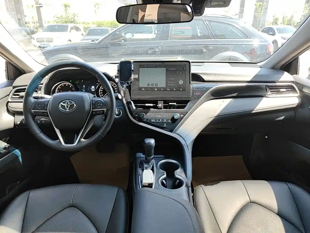 Toyota Camry 2022 — фото 6