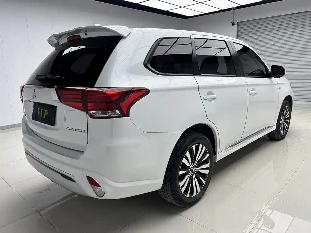 Mitsubishi Outlander 2021 — фото 7