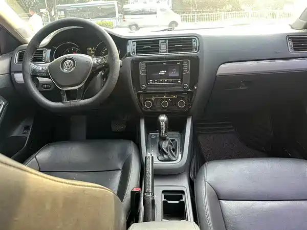 Volkswagen Sagitar 2016