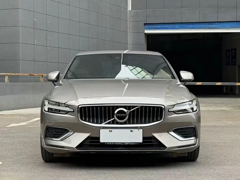 Volvo S60 2022 — фото 2