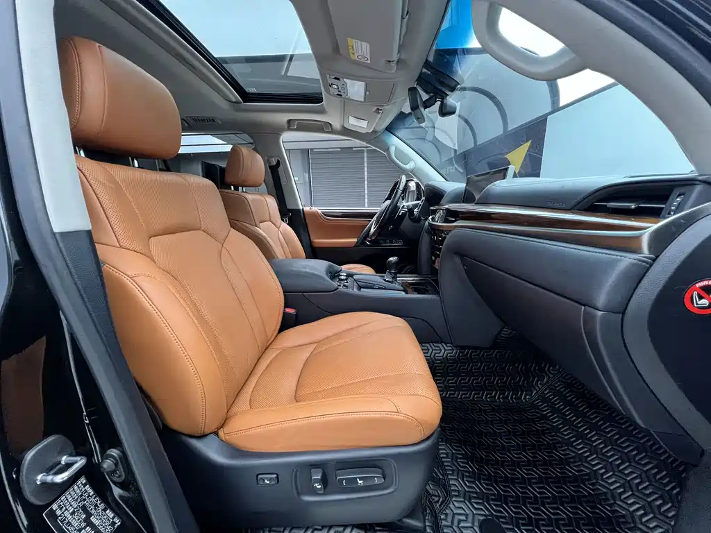 Lexus LX 2017 — фото 11