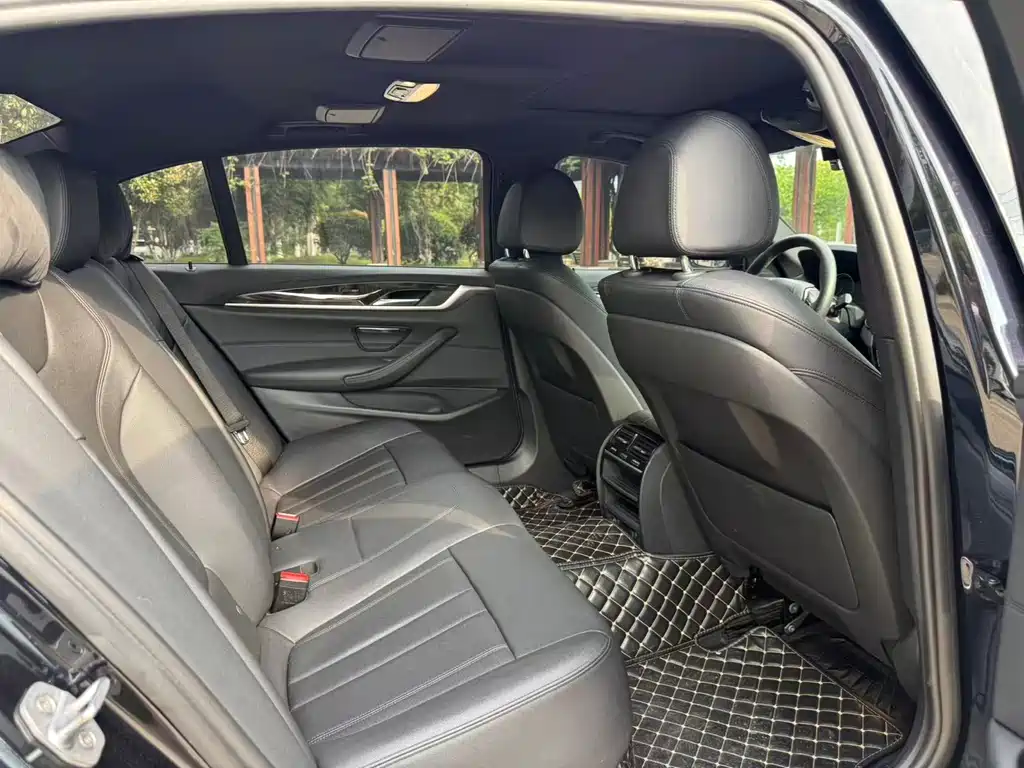 BMW 5 Series 2018 — фото 11
