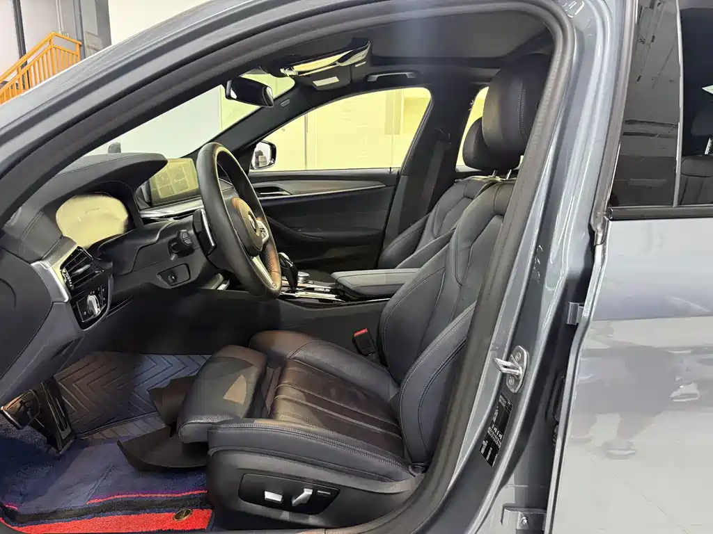 BMW 5 Series 2019 — фото 12