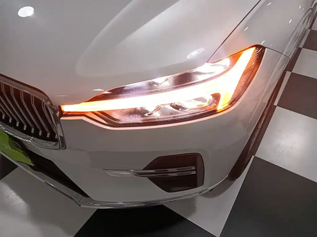 Volvo XC60 2022 — фото 24