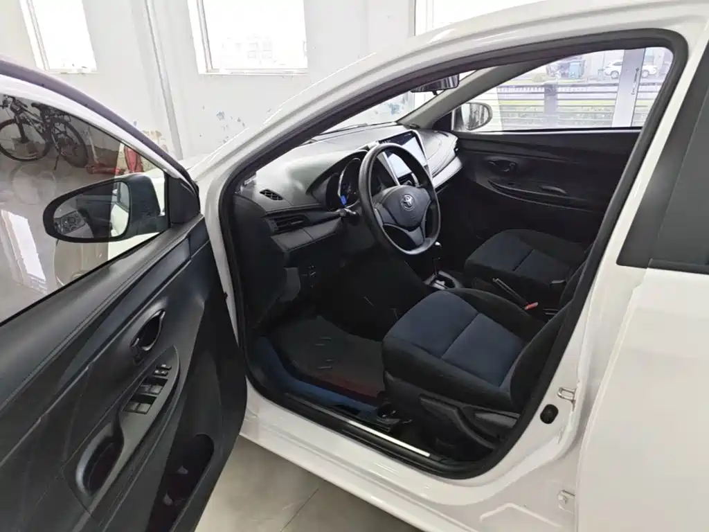 Toyota Yaris L 2017 — фото 16
