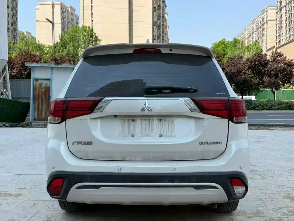 Mitsubishi Outlander 2021 — фото 8
