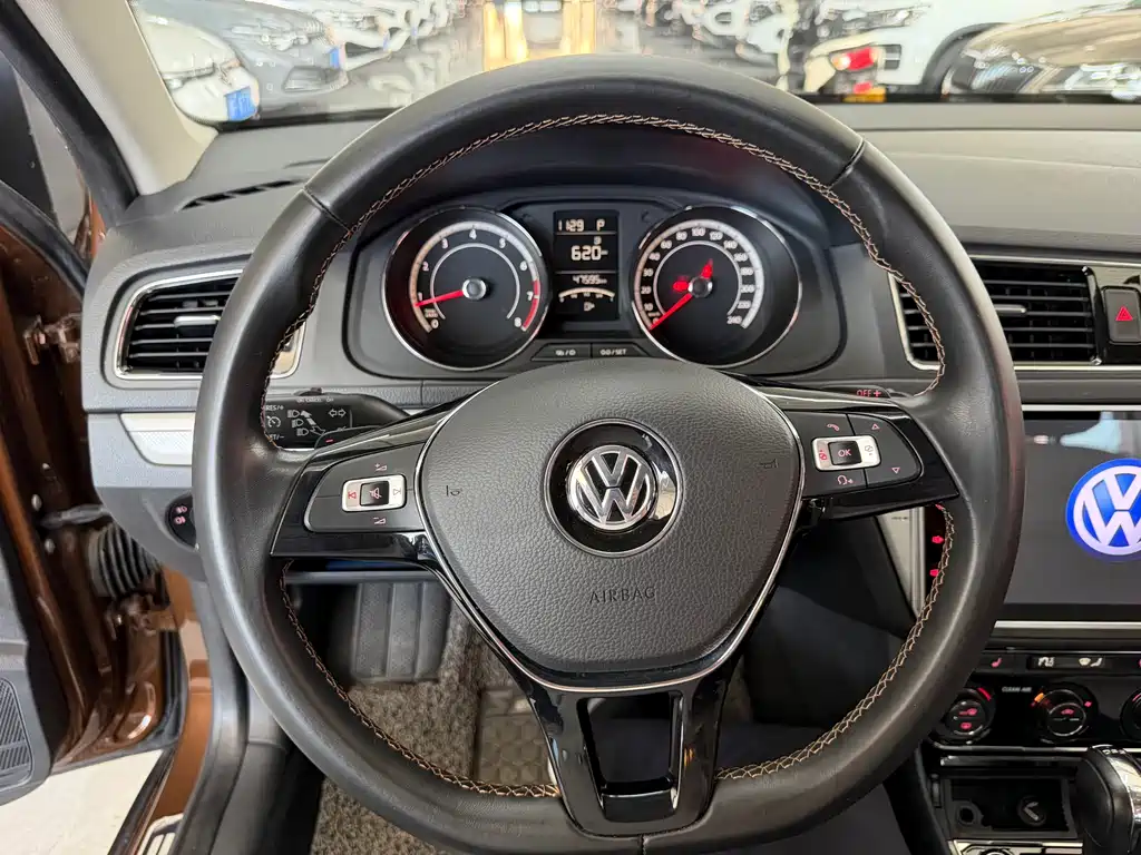Volkswagen Cross Lavida 2017 — фото 11