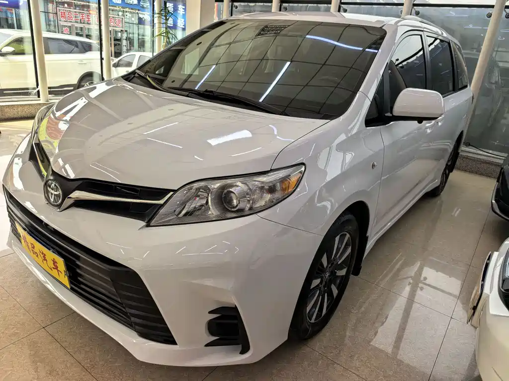 Toyota Sienna 2019 — фото 1