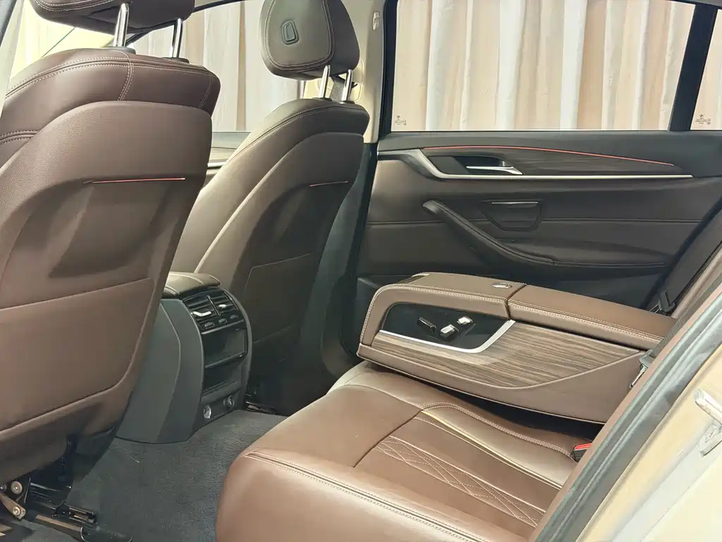 BMW 5 Series 2017 — фото 18